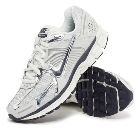 NIKE Zoom Vomero 5 "Metallic Silver" - FAVELA